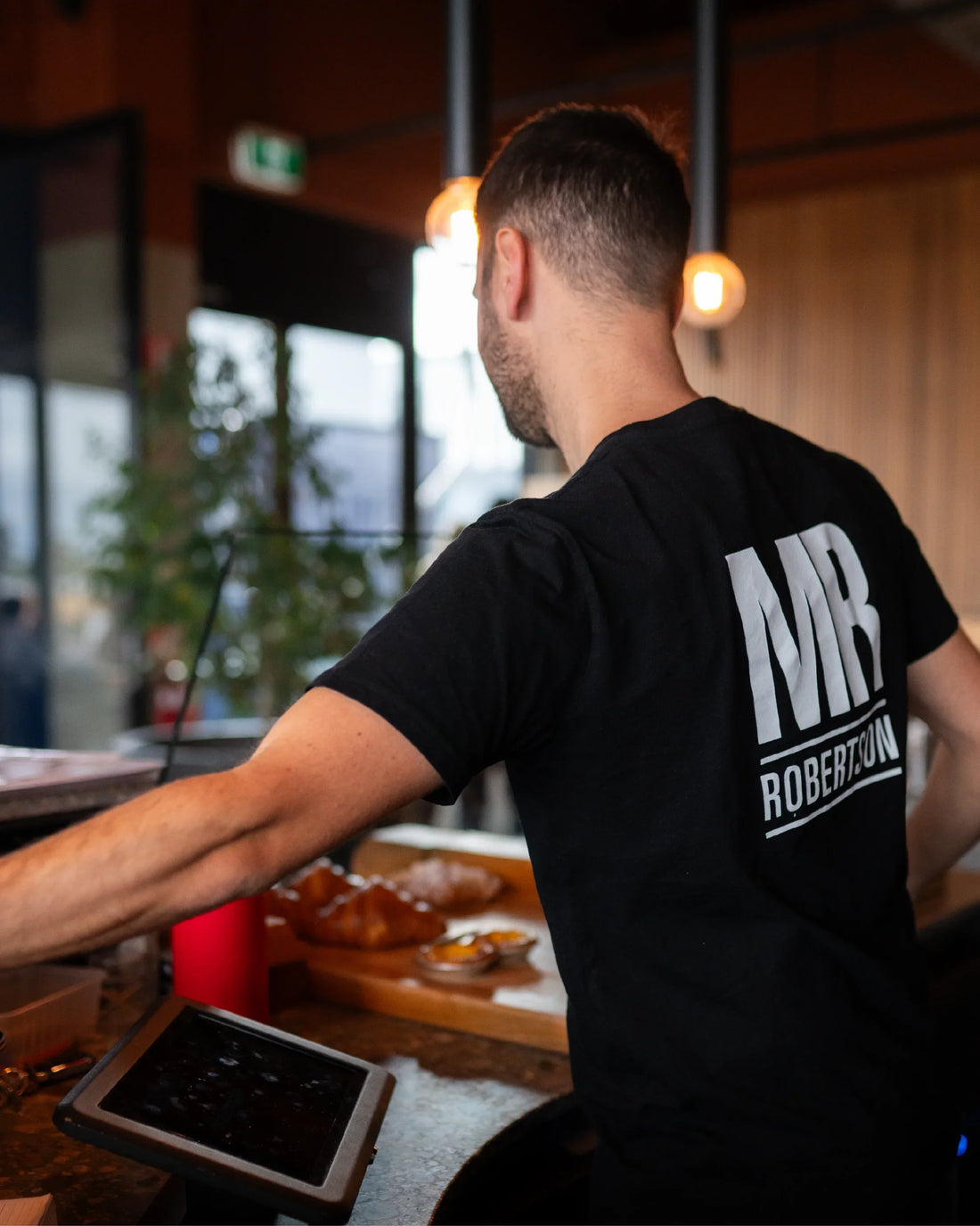 Hospitality Uniforms | FOH Vs BOH Essentials For Fit, Fabric And Branding